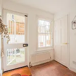 Stylish 2-Bed Flat Near Hammersmith & Holland Park