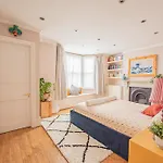 Stylish 2-Bed Flat Near Hammersmith & Holland Park