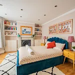 Stylish 2-Bed Flat Near Hammersmith & Holland Park