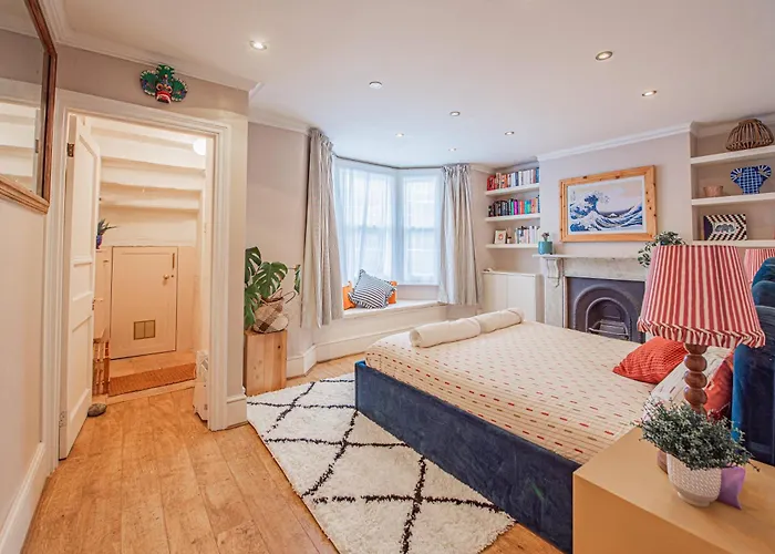 Stylish 2-Bed Flat Near Hammersmith & Holland Park