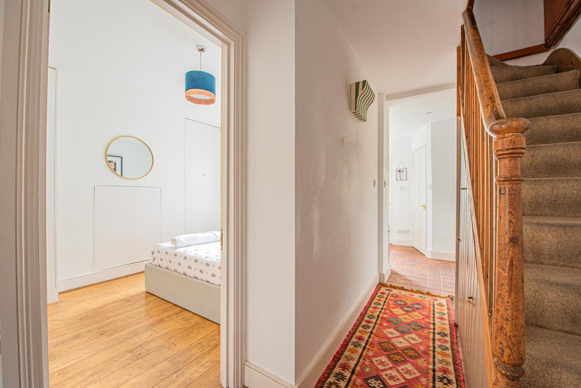 Stylish 2-bed Flat Near Hammersmith & Holland Park *
