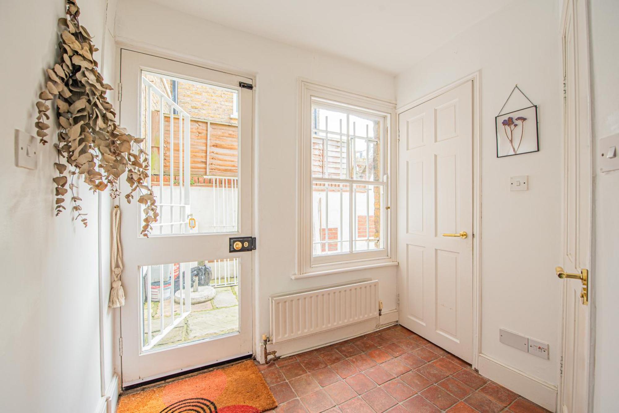 Stylish 2-bed Flat Near Hammersmith & Holland Park * Londra